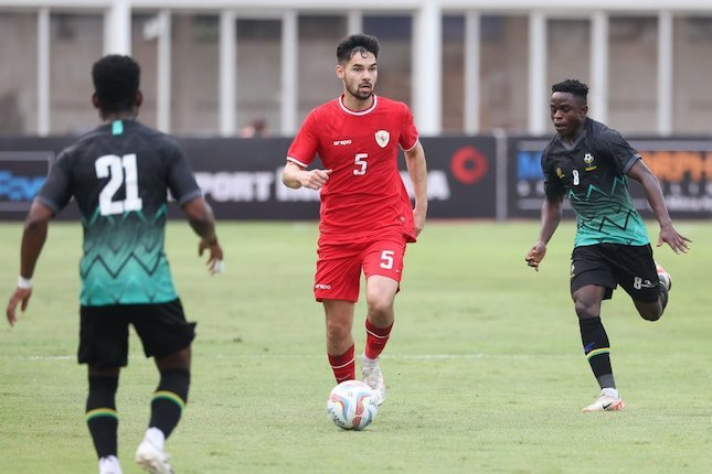 Aksi Sandy Walsh di laga Timnas Indonesia vs Tanzania di Stadion Madya, Jakarta (02/06/2024). (c) Bola.net/Abdul Aziz